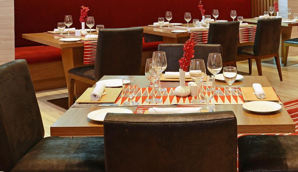 Welcomhotel By Itc Hotels, Richmond Road, Bengaluru Eksteriør billede A restaurant table